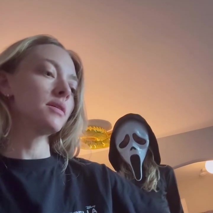 Image for the story: Amanda Seyfried's Joni Mitchell cover gets crashed by Ghostface