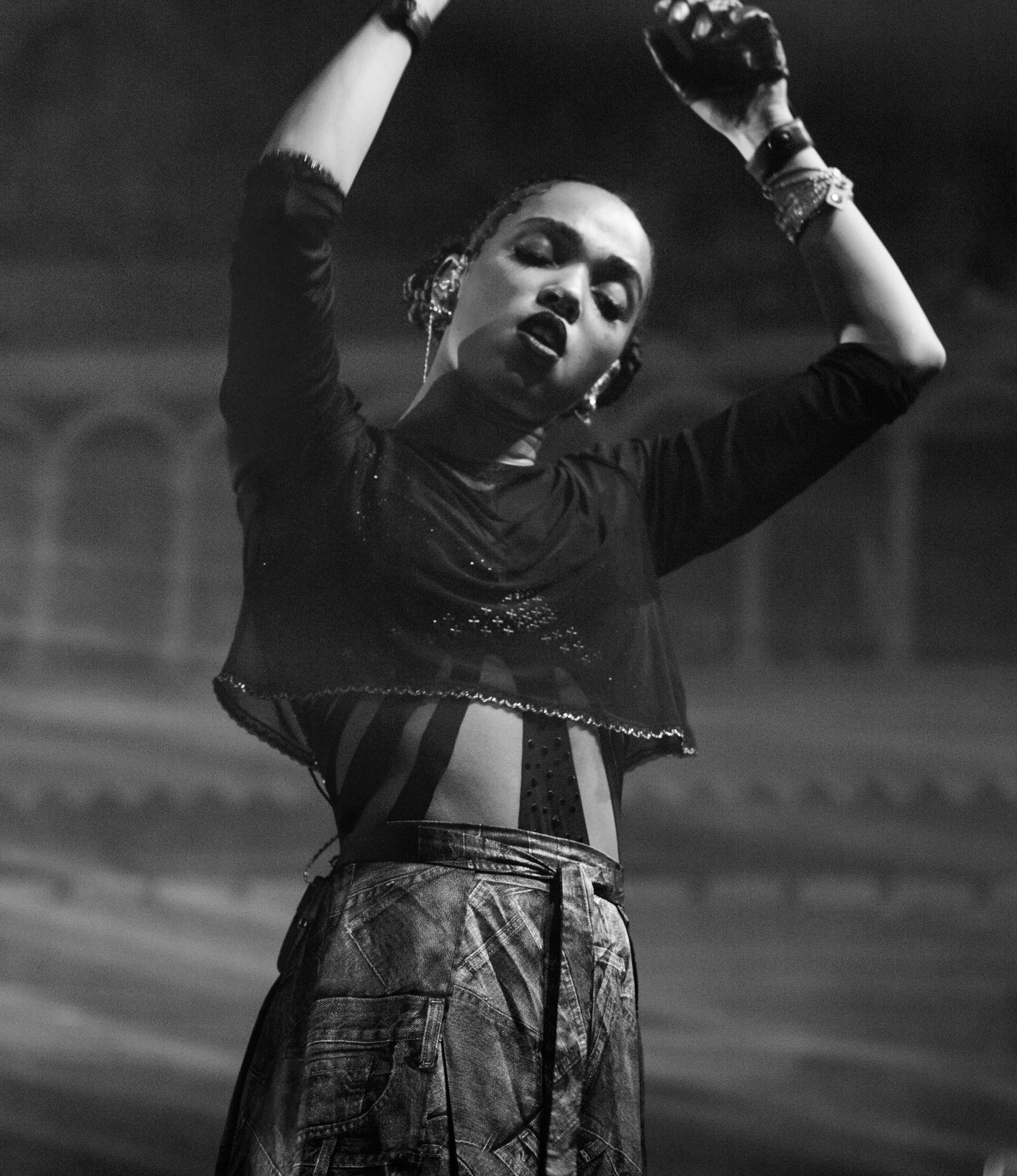 FKA twigs performing in 2015